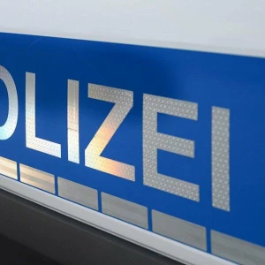 Der Polizei-Schriftzug auf einem Einsatzwagen.