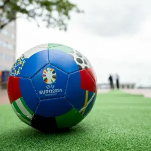 Verlegung des grünen Teppichs für die UEFA EURO 2024