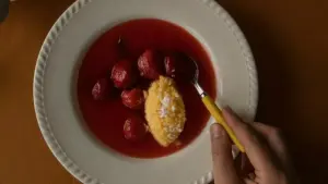 Erdbeerensuppe mit Maisgriesnocken