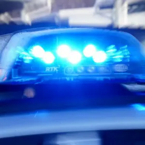 Polizeifahrzeug mit eingeschaltetem Blaulicht