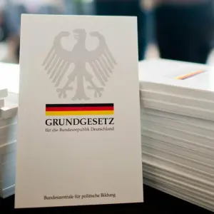 Landtag verschenkt Grundgesetz an 7500 Schüler