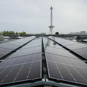 Bau von Berlins größter Photovoltaik-Anlage