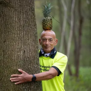 Marathonläufer mit Ananas auf dem Kopf