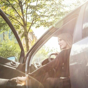 Eine Frau steigt aus einem Auto