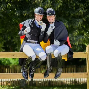 Jessica von Bredow-Werndl (l) und Isabell Werth