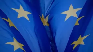 Eine Europafahne weht im Wind