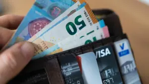 Bargeld, Sparkassen- und Visa-Karte in einem Geldbeutel