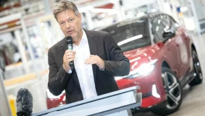 Habeck besucht VW-Werk in Emden