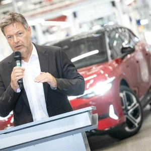 Habeck besucht VW-Werk in Emden