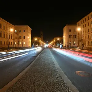 Nächtlicher Verkehr auf der Ludwigsstraße