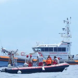 Gesunkene Jacht vor Sizilien: Suche nach Vermissten läuft