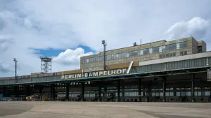 Berliner Band Die Ärzte benennt Flughafen Tempelhof um