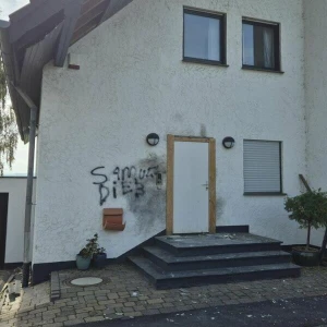 Sprengsatz explodiert vor Einfamilienhaus südlich von Bonn