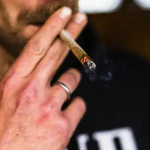 Ein Mann raucht einen Joint