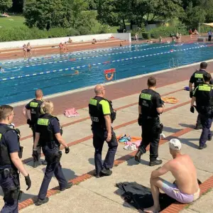 Polizeieinsatz im Freibad in Berlin-Steglitz