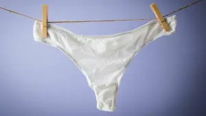 Eine Unterhose hängt auf einer Leine