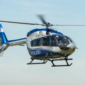 Polizei fahndet mit Hubschrauber