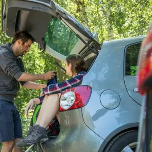 Ein Paar bereitet sich auf die Wanderung vor