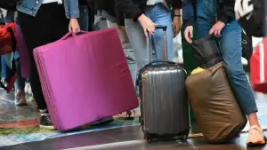Jugendliche mit Gepäck