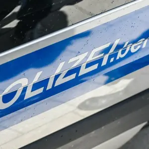 Polizeischriftzug auf einem Streifenwagen