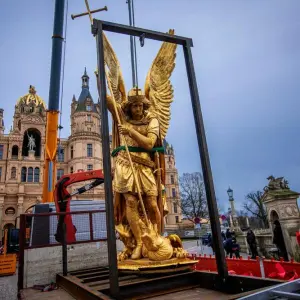 Erzengel wird von Schweriner Schlosskuppel abgenommen