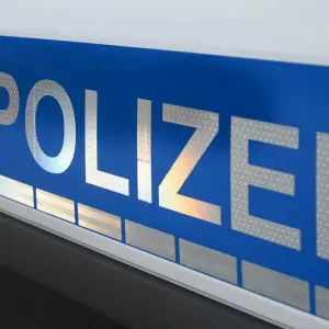 Der Polizei-Schriftzug auf einem Einsatzwagen.