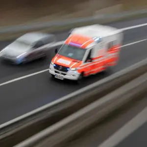 Ein Rettungswagen fährt über eine Autobahn