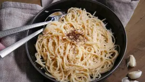 Nicht nur für Pasta: Knoblauchöl selber machen