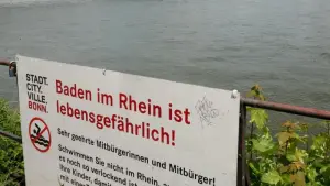 Schild, das vor Baden im Rhein warnt