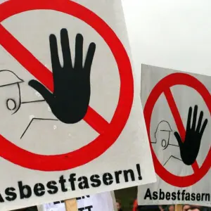 IG Bau weist auf Gefahren große Mengen Asbest in Wohngebäuden h