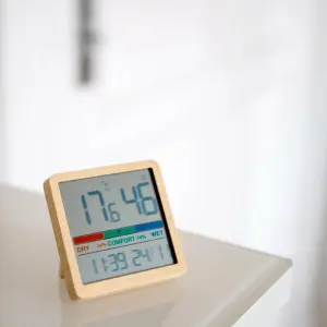 Ein Hygrometer steht in einem Zimmer