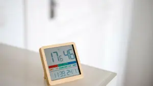Ein Hygrometer steht in einem Zimmer