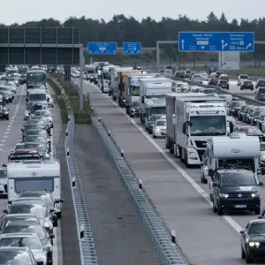 Der Verkehr staut sich auf A7 in Richtung Norden