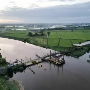 Nach erneuter Schiffskollision mit Ersatzeisenbahnbrücke Elsfleth