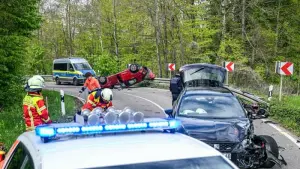 Motorradfahrer bei Autounfall lebensgefährlich verletzt
