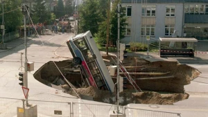 Bus stürzt in München-Trudering in Krater