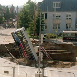 Bus stürzt in München-Trudering in Krater