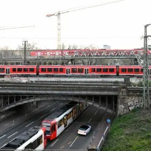 Züge überqueren eine Eisenbahnbrücke