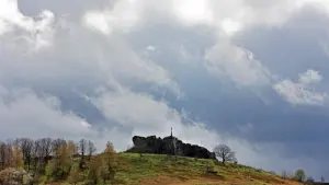 Dunkle Wolken ziehen über das Harzvorland