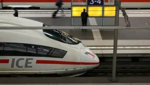 Zug auf dem Berliner Hauptbahnhof