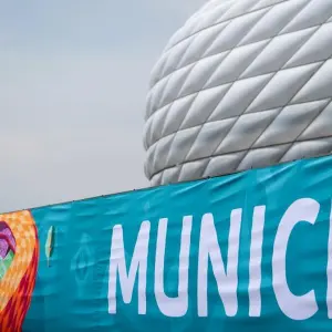 Ein Banner mit der Aufschrift Munich vor der Allianz-Arena