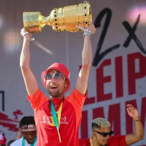 Kevin Kampl mit dem DFB-Pokal