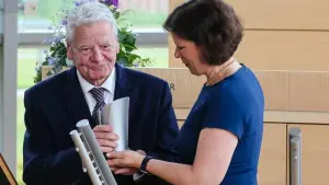 Joachim Gauck erhält Demokratiepreis in Kiel