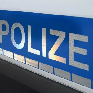 Der Polizei-Schriftzug auf einem Einsatzwagen - Illustration