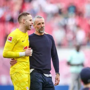 Peter Gulacsi (l) und Trainer Marco Rose RB Leipzig