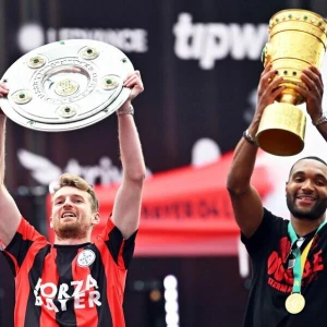 Leverkusens Lukas Hradecky (l) und Jonathan Tah.