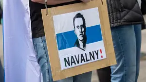 Schild mit aufgedrucktem Gesicht von Alexej Nawalny