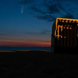 Komet über der Ostsee