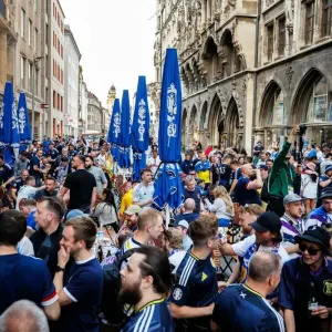 Euro 2024 - Schottische Fans auf dem Münchner Marienplatz