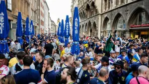 Euro 2024 - Schottische Fans auf dem Münchner Marienplatz